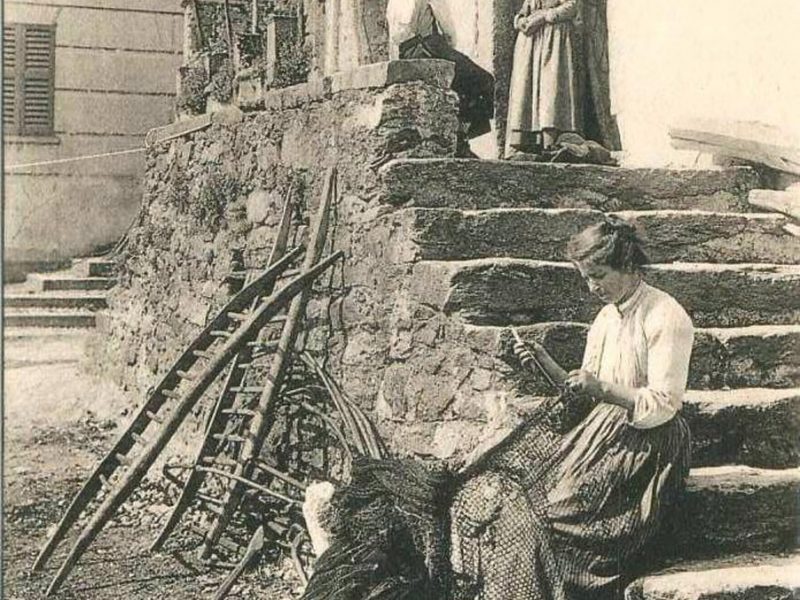 La casa con le sue doppie scale in una cartolina dei primi del Novecento
