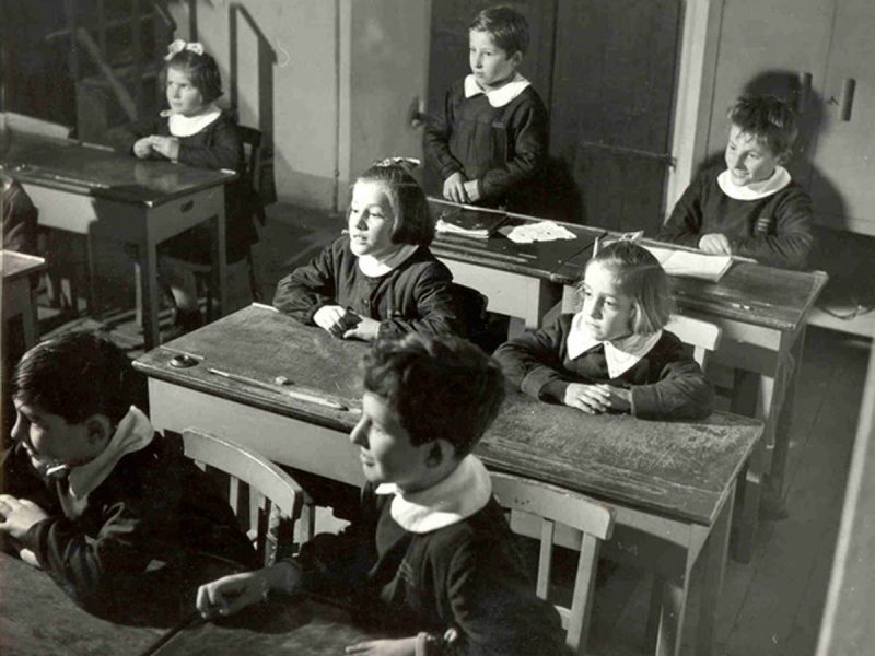 Aula scolastica nella casa Ugo Ara, 1954 (foto Paolo Zannone/Archivio Pro Loco Isola Pescatori)