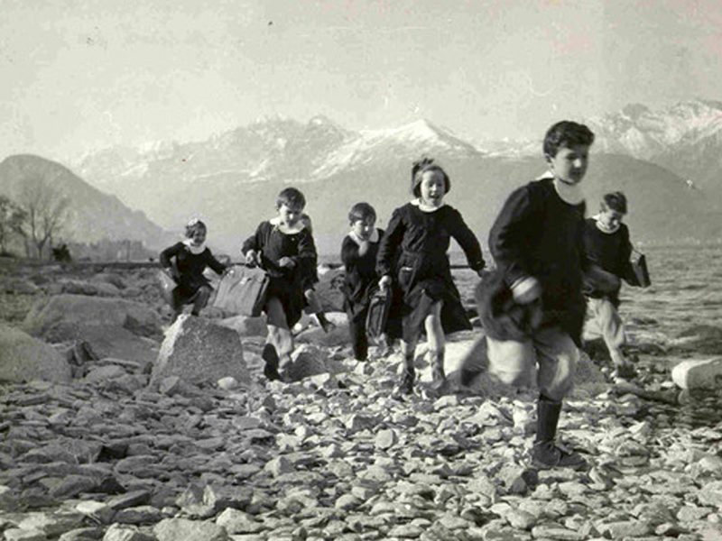 Alunni della scuola dell'Isola Pescatori in un momento libero, 1954 (foto Paolo Zannone/Archivio Pro Loco Isola Pescatori)