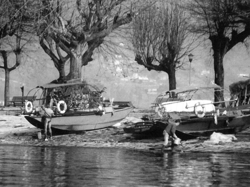 Imbarcazioni tirate a riva per la manutenzione dai pescatori Marco Rodella e Domenico Gottardi, anni 1950 (da Nelle reti del tempo)