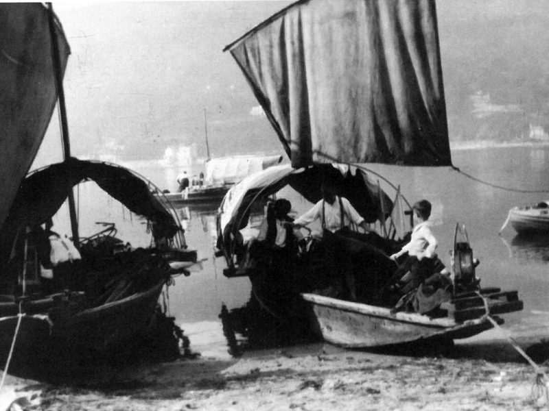 Pareggiatura delle reti a bordo di imbarcazioni di pescatori isolani, 1930 circa (Archivio Museo della Pesca/Nelle reti del tempo)