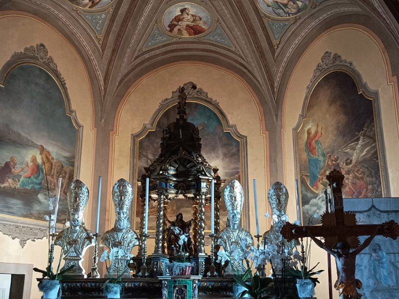 Altare maggiore della chiesa di S. Vittore