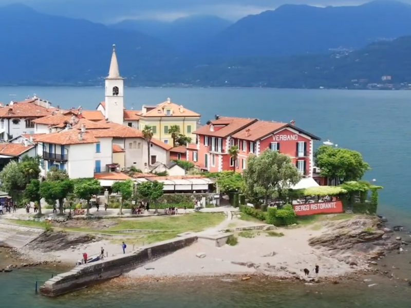 Veduta aerea della "testa" dell'Isola con, sulla destra, gli scogli con incisioni a coppelle (ph. Reporter di Volo)